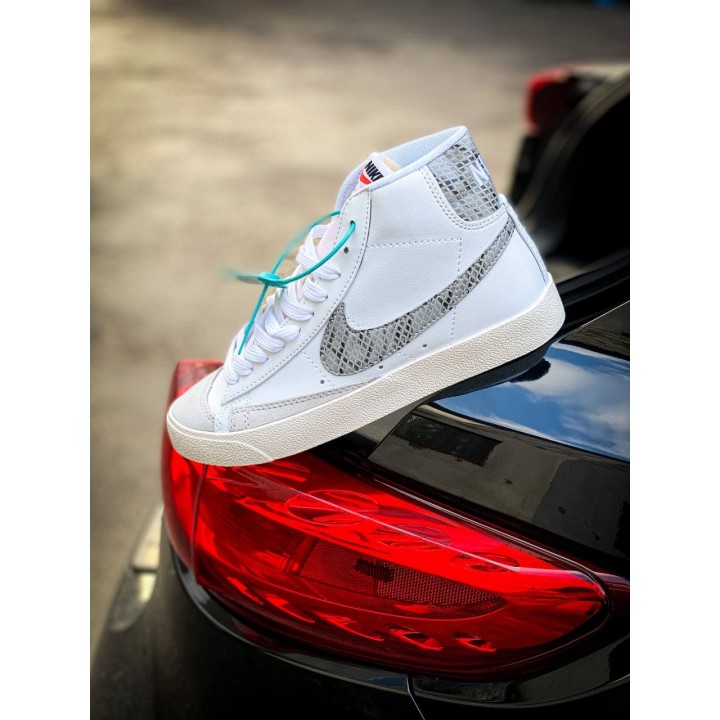 Кросівки жіночі Nike Blazer, білі з чорним лого