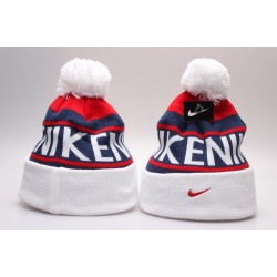 Шапка Nike белая с синим и красным с балабоном