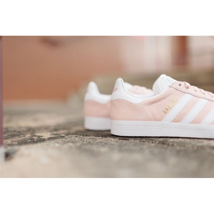 Кроссовки женские  Adidas Gazelle, рожеві / пудра
