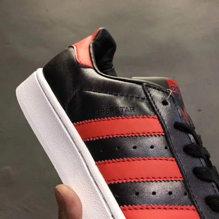 Кроссовки Superstar Adidas с красными полосками