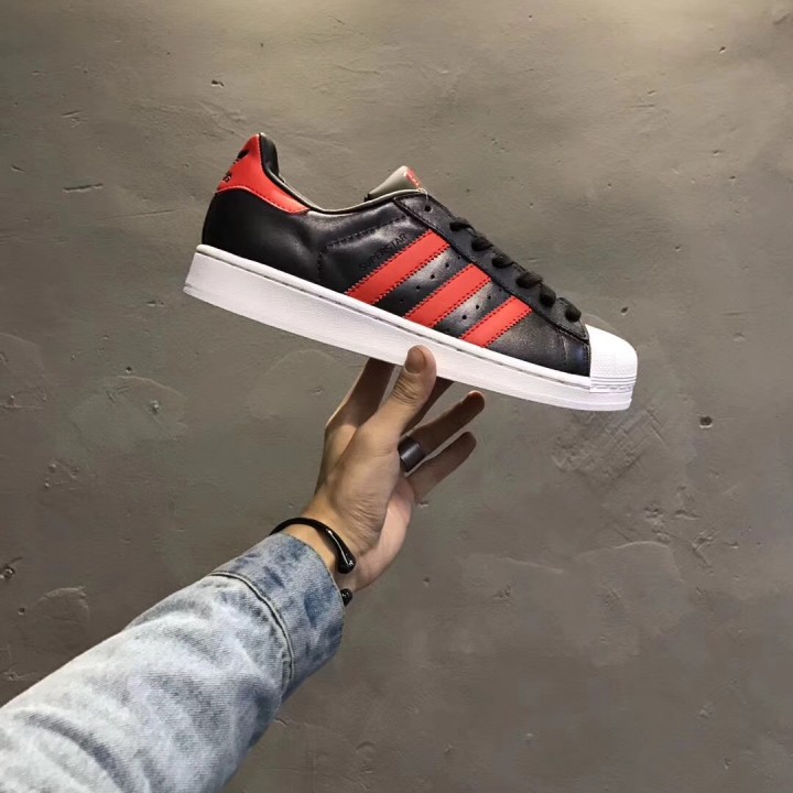 Кроссовки Superstar Adidas с красными полосками